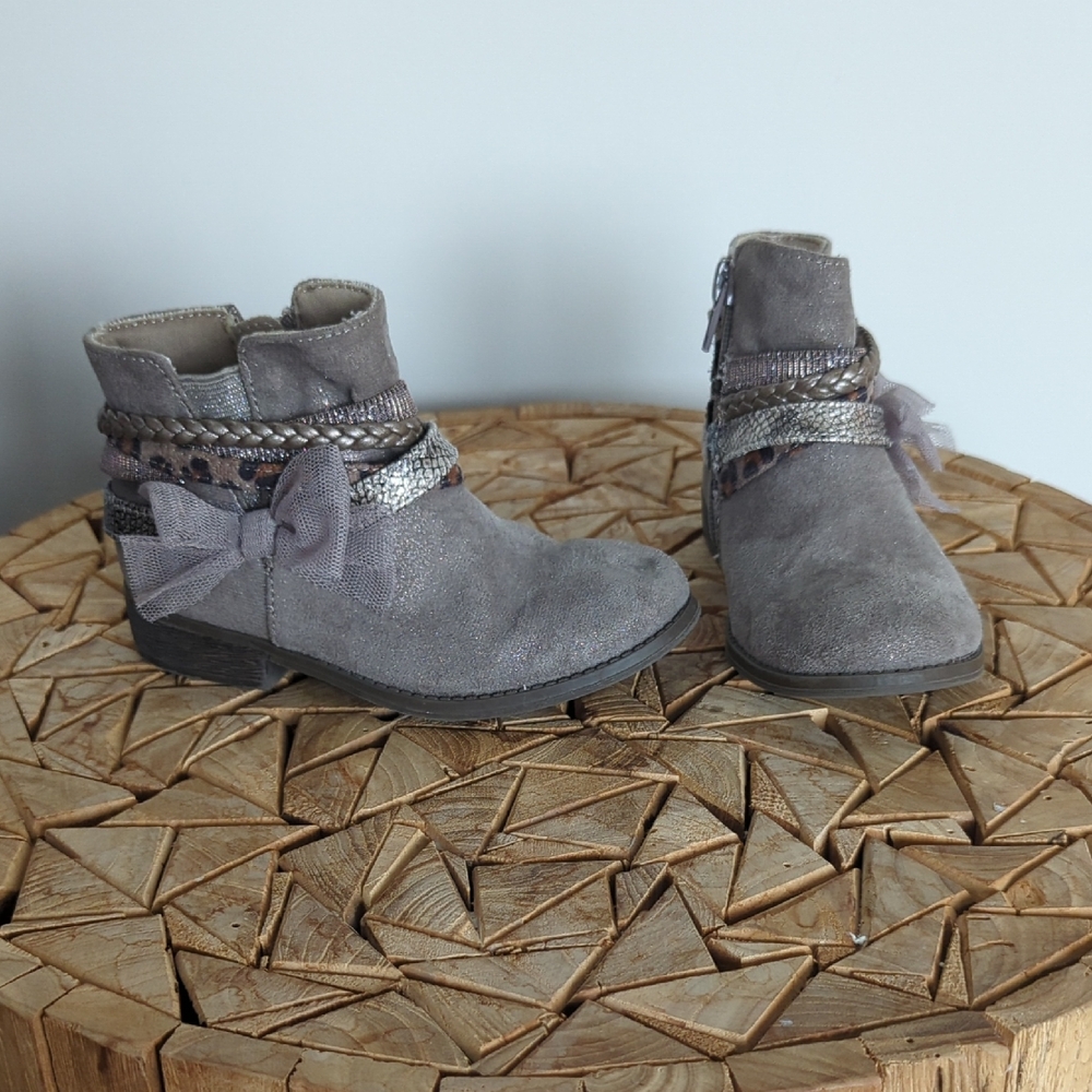 Charming Kids' Gray Boots with Bow Accent